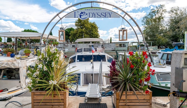 Boat 'Penichette Odyssey Croisieres' with Lake View, Private Terrace and Air Conditioning