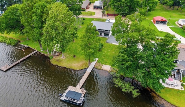 Boat Ramp, Kayaks, BBQ Grill, King Bed!