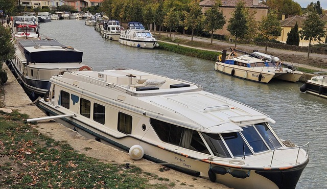 BOAT RENTAL with skipper on the CANAL du MIDI from Capestang