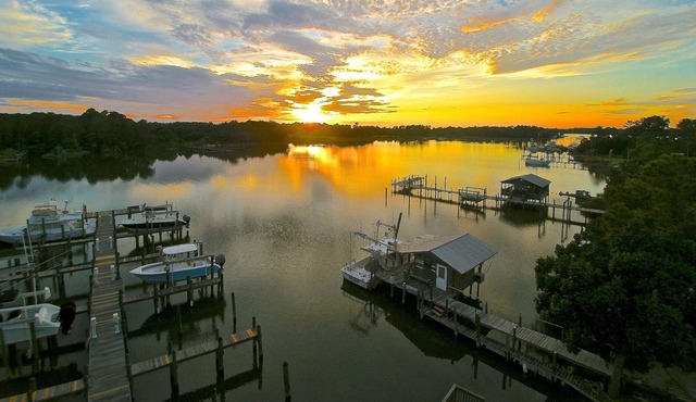 Boat slip, pier, work out area, and enjoy the visit for a great 30 days......