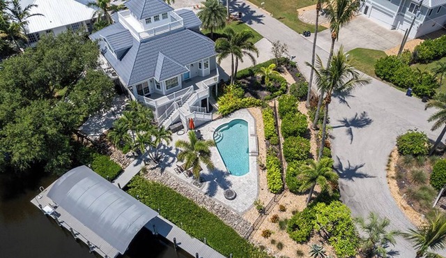 Boater's Dream Nestled On a Wide Gulf Access Canal - Bokeelia Breeze