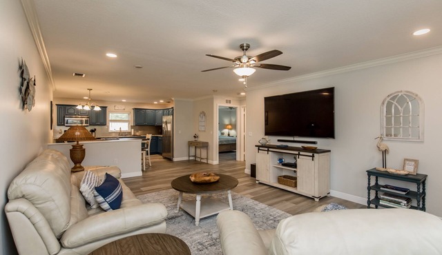 ☆☀︎❀Boater's Paradise! Fenced Yard, Boat Parking, 6 miles to Beach!