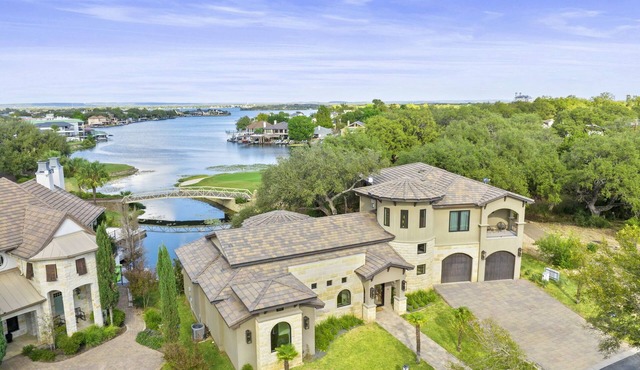 Boaters and Golfers Dream Luxury Lakeside Villa