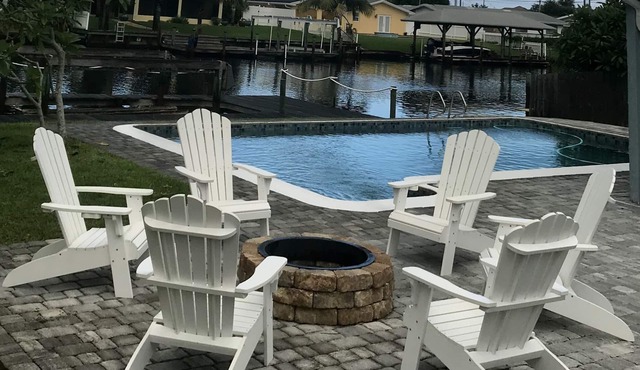 Boater’s dream-Banana river beach house w/dock & pool. Short walk to the beach.