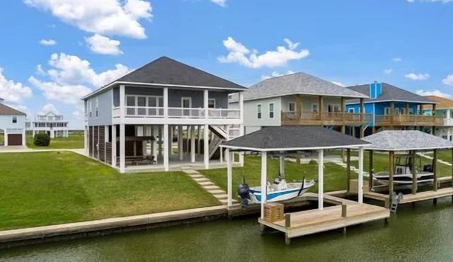 Boaters' paradise, direct access to the Intracoastal, East Bay and Gulf.