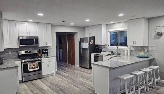 Boaters Paradise: Stay, Sail, and Dine!