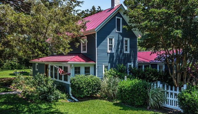 Boaters Paradise! Large Fenced in Yard - Relax on Island Time in Private Pool!