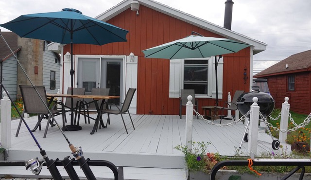 Boaters paradise, beautiful cottage on canal 100 feet from lake.