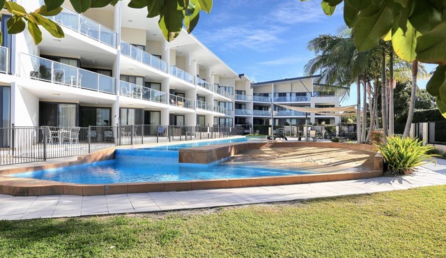 Boathouse 107 Pool side apartment