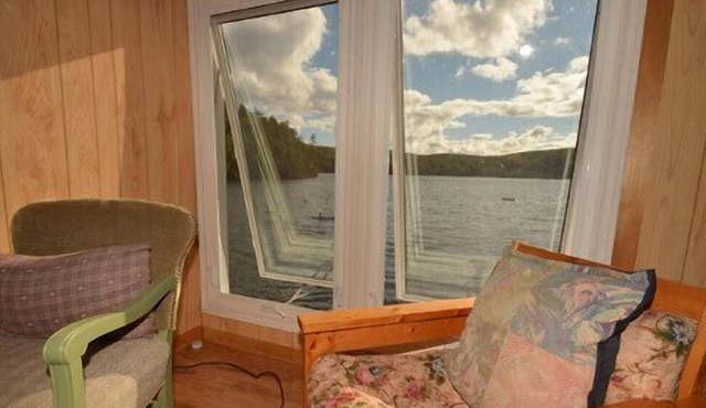 BOATHOUSE - 2 BEDROOM WATERFRONT COTTAGE SPRING & SUMMER STILL FALL AVAILABLE!