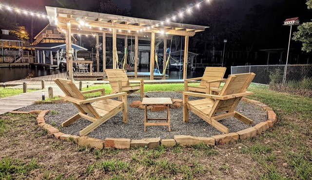 Boathouse, 2 King Beds, Firepit, Huge Yard + Pet-Friendly! Peaceful & Luxurious