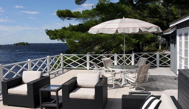 Boathouse Deck! 4Bed 4Bath Cottage on Lake Muskoka! Very Private!