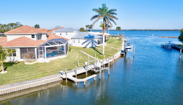 Boating/Fishing Paradise at Bayfront Dock! Pool!
