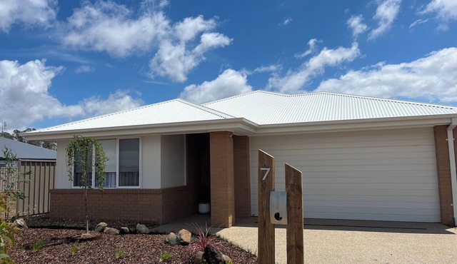 Boating & Vines Lakeside Retreat