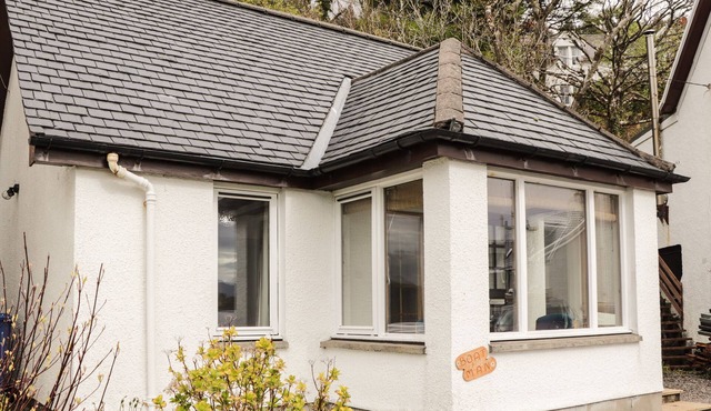 BOATMAN'S COTTAGE, pet friendly in Kyle Of Lochalsh