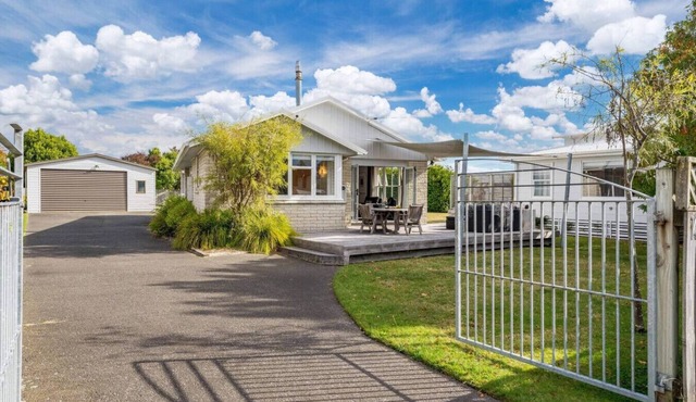 Boats and Brews with Wi-Fi, located at Rainbow Point. Parking for the boat and other lake toys. Large outdoor space at rear. Indoor wood burner for cooler days