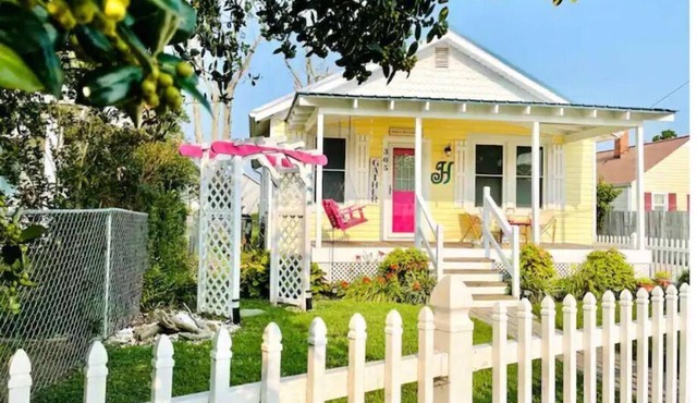 Boaty McBeach House: A Short Walk to Beach, Waterfront Sunsets & Restaurants!