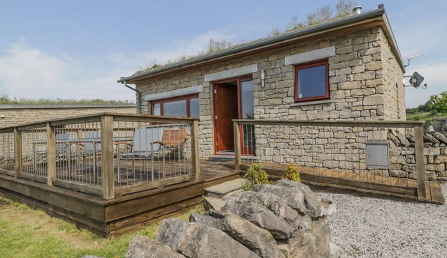 BOAVISTA, pet friendly, with hot tub in Carnforth