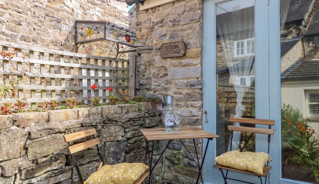 BOBBIN COTTAGE, pet friendly, with open fire in Ashford-In-The-Water