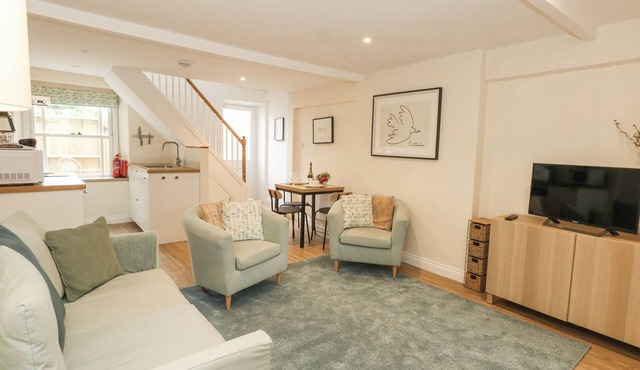 BOBBIN COTTAGE, pet friendly, character holiday cottage in Swanage