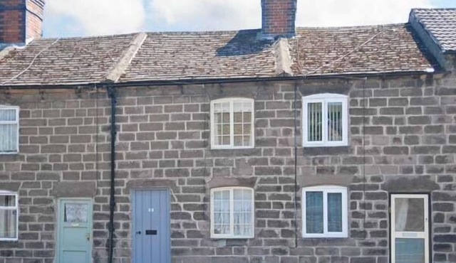 BOBBIN COTTAGE, pet friendly, character holiday cottage in Cromford
