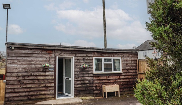 BOBBY'S LODGE, pet friendly, with a garden in South Chard