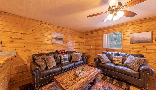 Bobcat Bunkhouse Cabin KING bed, WIFI, deck, full kitchen & BBQ-washer & dryer
