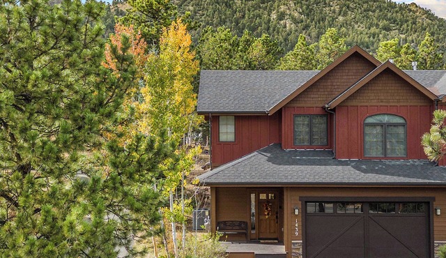 Bobcat Bunkhouse in Estes Park-3 Bed Family Retreat with Wi-Fi A/C Games Hot Tub