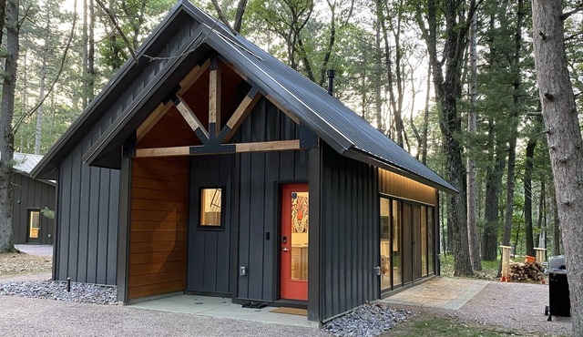 Bobcat Cabin @ Orange Tractor Retreat: a new, modern cabin on 40 private acres