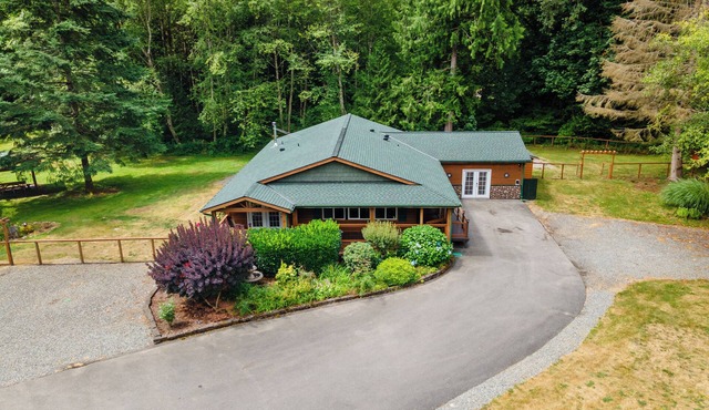 Bobcat Ranch- Dog Friendly Acreage in Issaquah's Mirrormont Neighborhood