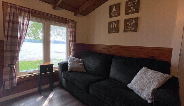 Bobcaygeon Resort Cottage 3 MISSION sleeps 6
