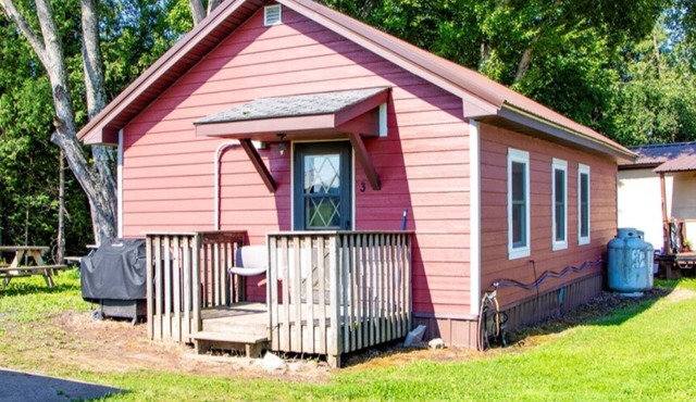 Bob’s and Ella’s Cozy Cabin — Charming Retreat for 6 with Fire Ring & Picnic Spot