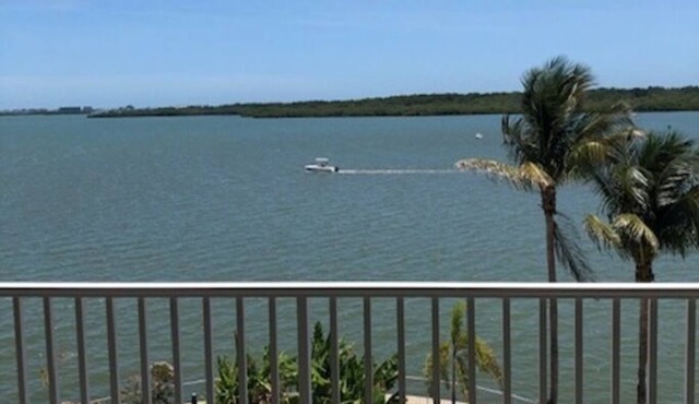 Boca Ciega Waterfront Condo, pool/hot tub, near Trails/Dining, 3mi Madeira Beach