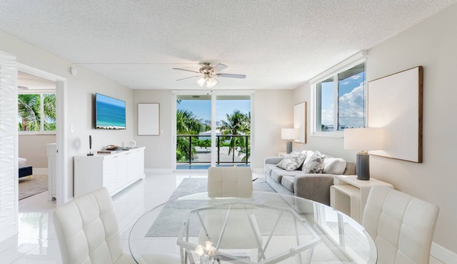 Boca Raton - Across from Beach - Balcony Pool Parking 2BR