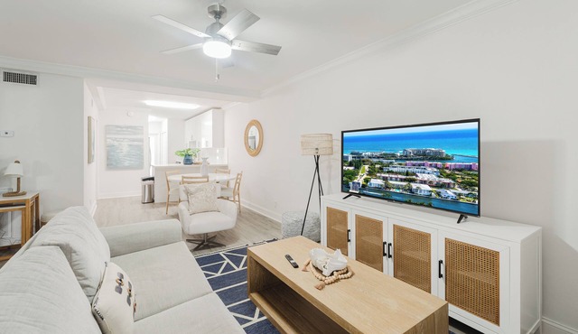 Boca Waterfront Oasis: Walk to Beach + Pool, Hot Tub, Gym