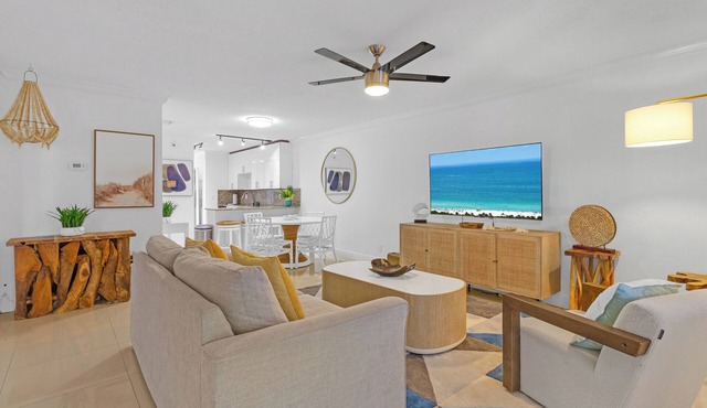 Boca Waterfront Watch the Boats Pool & Gym