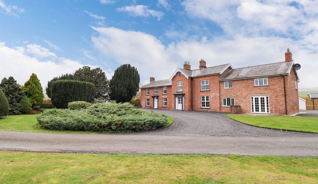 BODAIOCH HALL, pet friendly, luxury holiday cottage in Caersws