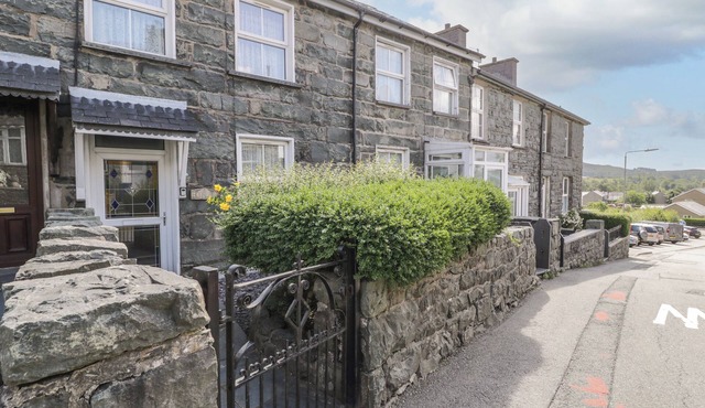 BODALAW, character holiday cottage, with open fire in Trawsfynydd