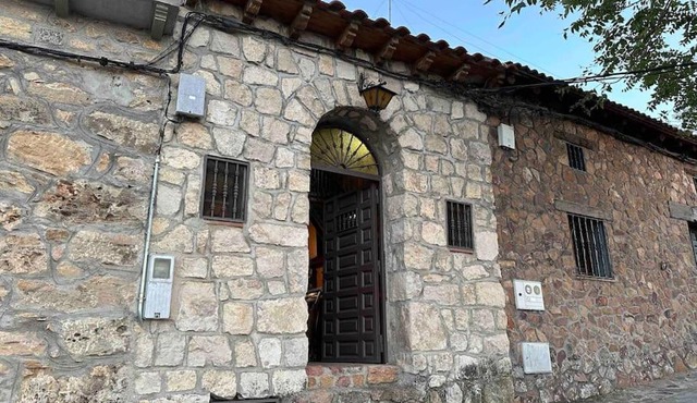 Bodega típica en El Molar sin camas ni dormitorios para celebraciones durante el día