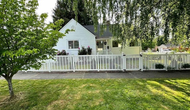 BoDeke`s N. Tacoma Urban Cabin with Hot Tub