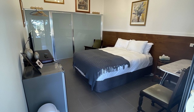 Bodkin cottage room #4 amongst the trees