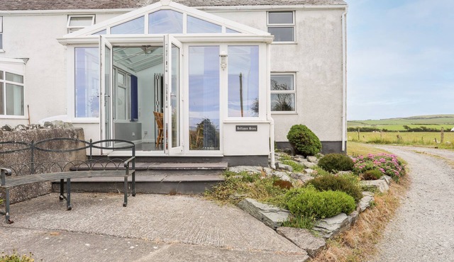 BODLASAN GROES COTTAGE, pet friendly, with a garden in Llanfachraeth