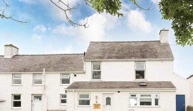 BODLASAN GROES HOUSE, pet friendly, with a garden in Llanfachraeth