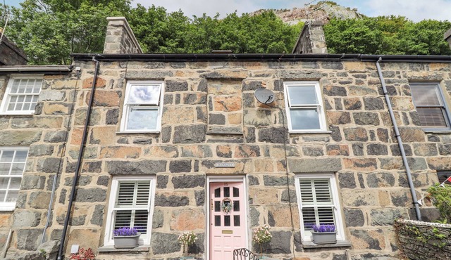 BODLONDEB, pet friendly, character holiday cottage in Tremadog