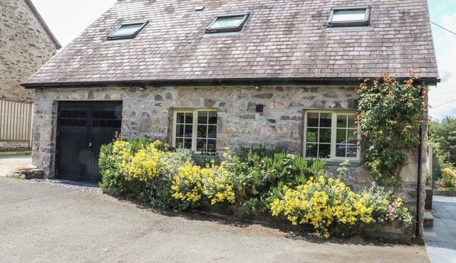 BODLYWYDD FAWR - ANNEXE, family friendly, with a garden in Ruthin