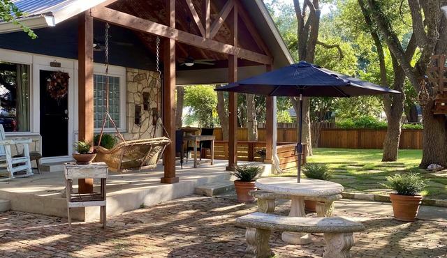 Boerne Garden Cottage - Steps from walking trails and historic downtown Boerne