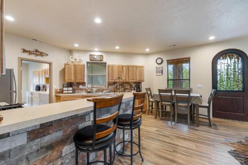 Bogie Bungalow - Walk to lake, bar & restaurant - Near golf course - AC - Fireplace - Pet Ok