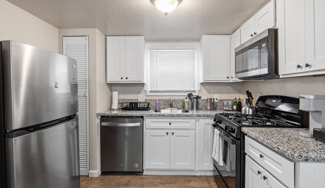 Bohemian and Cat themed/Close to MT Sac Laundry