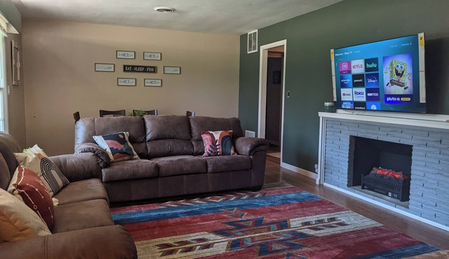 Bohemian Bungalow + Game Room + Large Yard + Boat Parking