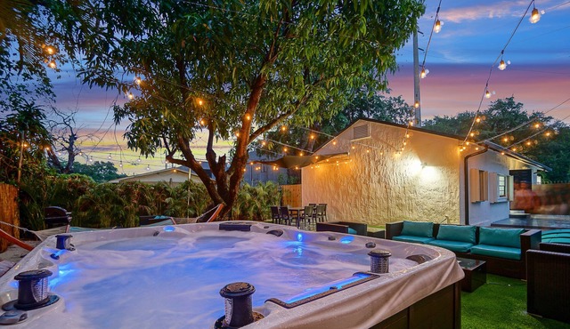 Bohemian Bungalow—Hot Tub For 10-- 10min from SOUTH BEACH